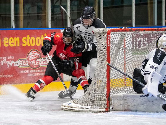 IJshockeyster Zoë Barbier speelt met mannen: 'Al vijf keer hersenschudding gehad'