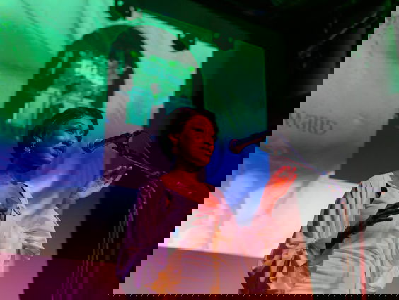 Spoken word artiest Keanu Neral met haar woordkunst