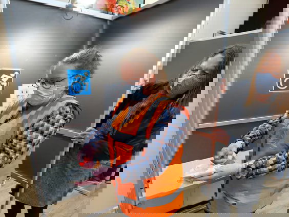 Verstandelijk beperkten helpen mee in de stembureau's