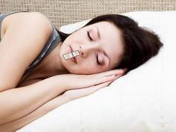 Zelf doktertje spelen: mond afplakken voor het slapen gaan