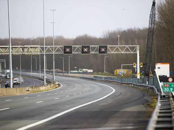 Takken en harde windstoten: 'Ga niet de weg op'