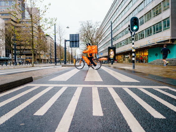 Kritische fietsbezorgers starten vakbond vanwege werkomstandigheden