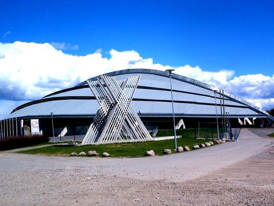 Noorse Hamar laat ijsbaan onderlopen: 'Er wordt hier gezwommen door schaatsers'