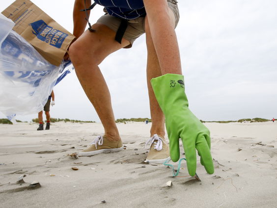 Honderden vrijwilligers ruimen strandafval op