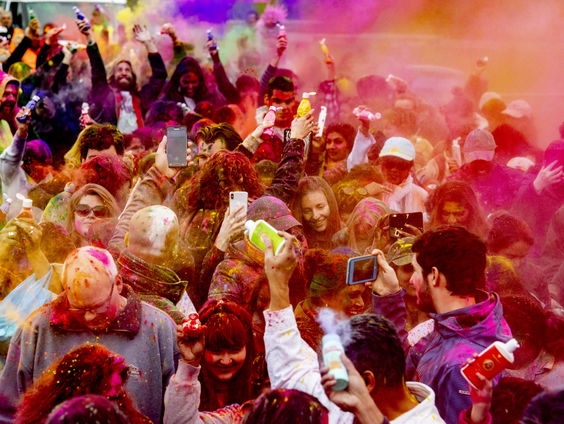 Hindoes in Den Haag vieren het Holifeest