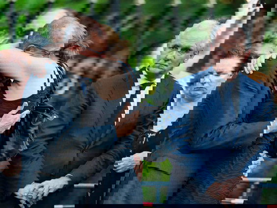 Sven Op 1 - Pieter Broertjes (burgemeester Hilversum) bezoekt nabestaanden MH17 nog steeds, ook tijdens kerst