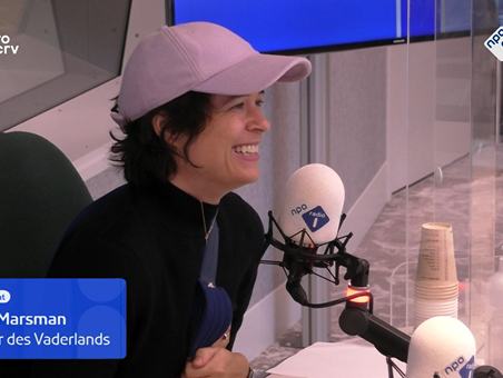 Janne Schra zingt gedicht van Lieke Marsman