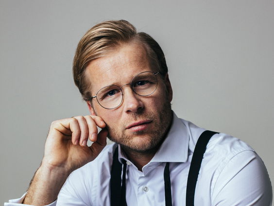 Kunststof - Leo Alkemade, acteur en cabaretier