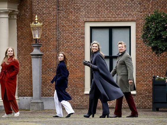 Stand.nl: Het is tijd dat de koning inkomstenbelasting gaat betalen