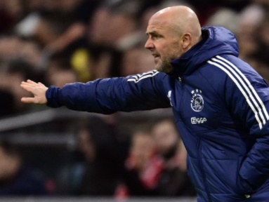 Malaise bij Ajax: Schreuder ontslagen, maar wie kijkt naar Van der Sar?