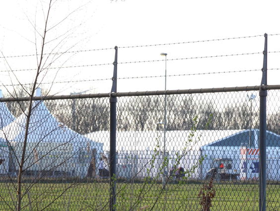 Tenten voor asielzoekers worden afgepakt maar initiatiefnemer eist ze terug.