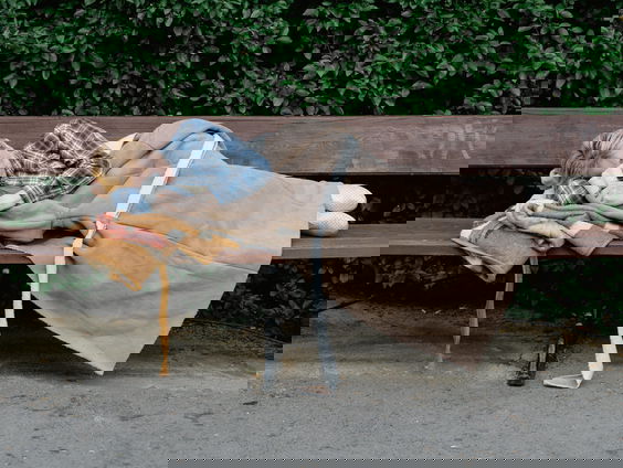 Aantal boetes voor daklozen in Rotterdam explosief gestegen: is dit bewust beleid, en werkt het?