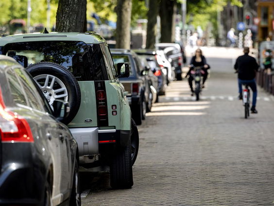 Stand.nl: SUV's moeten in de steden meer parkeergeld gaan betalen