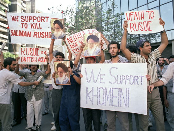 Terug naar Toen: Fatwa uitgesproken over schrijver Salman Rushdie