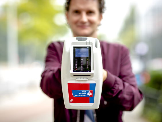 Goede doelen betalen banken miljoenen aan negatieve rente