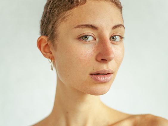 Kunststof - Sarah Neutkens, componist, model, beeldend kunstenaar en schrijver