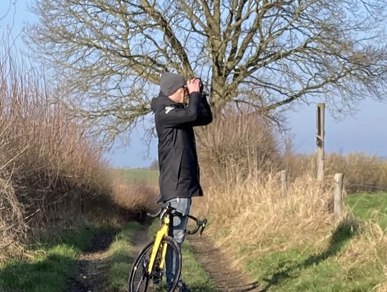 Profwielrenners vogelen tijdens het fietsen