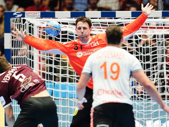 Van keeperstrainer opeens weer keeper op EK: 'Er zitten wel wat kilootjes aan'