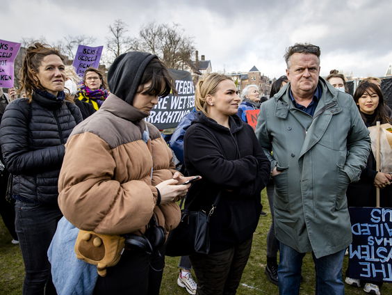 OM verdenkt 24-jarige man van afpersing 100 meisjes