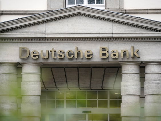 Deutsche Bank schikt voor tientallen miljoenen in Epstein-zaak