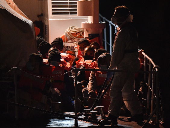 Schip vol migranten op zoek naar veilige haven