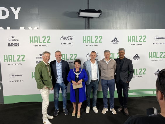 Acteur Barry Atsma opent nieuw padelcentrum in Utrecht