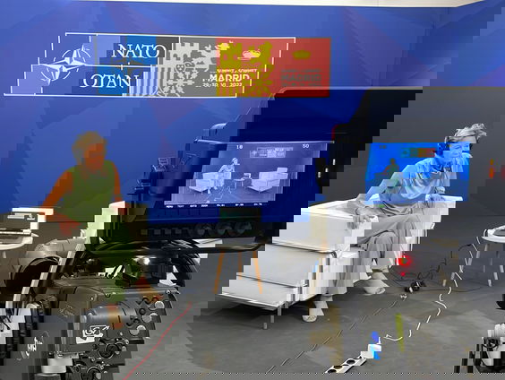 Ollongren vanaf NAVO-top: wij zullen Oekraïne blijven steunen met zware wapens