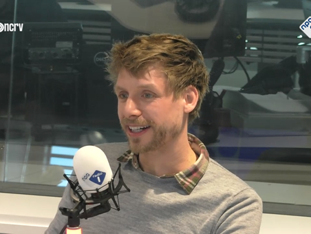 Cabaretier Thijs van de Meeberg over zijn programma 'Met De Beste Bedoelingen'