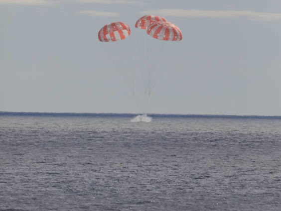 Orion-capsule terug van reis rond de maan