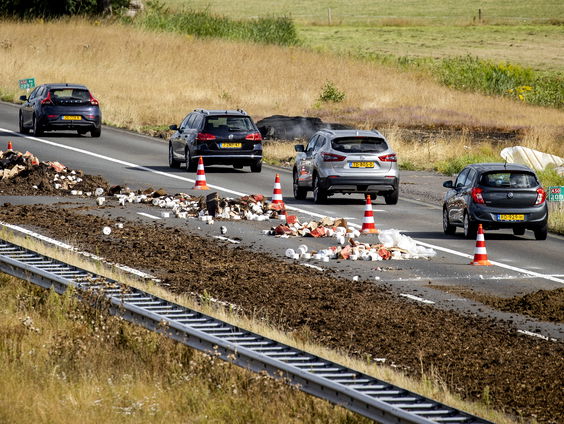 Politie en Rijkswaterstaat manen boeren te stoppen met onveilige acties