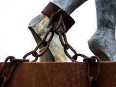 'In Suriname speelt de discussie over het slavernijverleden niet, mensen zijn daar bezig met overleven'