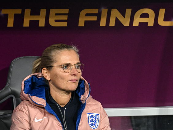 De heldinnenstatus van Sarina Wiegman