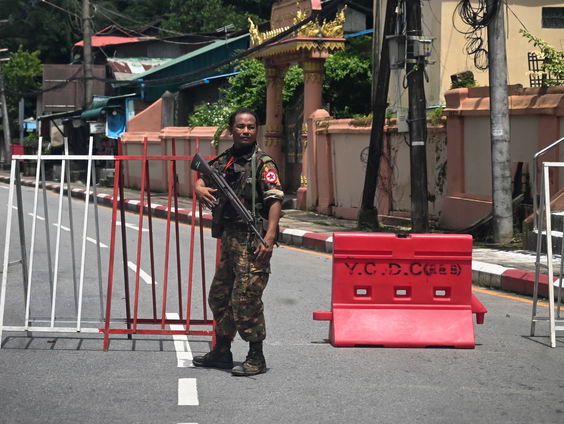 Inwoners Myanmar vluchten naar Thailand