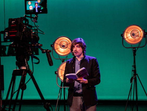 Nieuwe voorstelling Joost Oomen: 'Alle dichters hebben gouden helikopters'