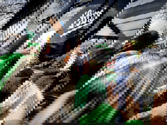 Klimaatactivisten oneens met spreektijdbeperking aandeelhoudersvergadering: 'Het is mijn recht om daar te ...