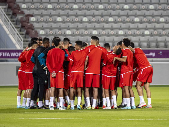 Hoe gaat een nationaal elftal om met andere talen binnen het team?