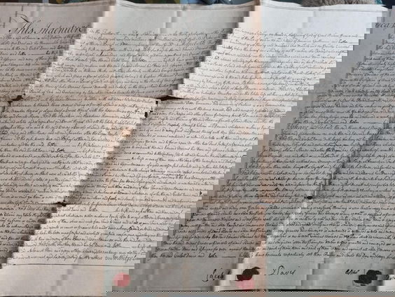 De Tijdcapsule: Britt-Marie van der Drift met een koopakte uit 1758 van een Jamaicaanse plantage