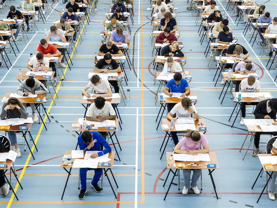 Moet de lat in het Nederlandse onderwijs lager?