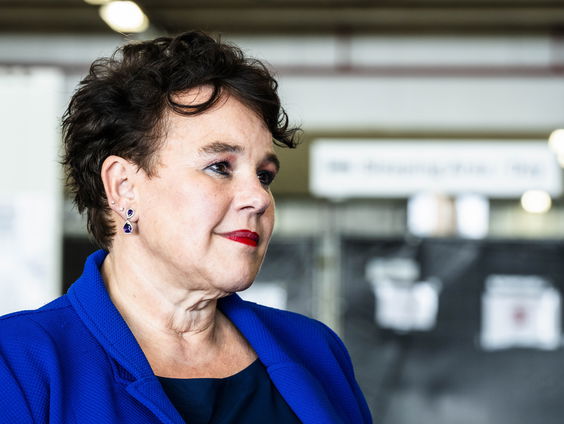 VNG-voorzitter Sharon Dijksma wil dat nieuw kabinet bestaanszekerheid op de agenda zet