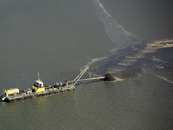 Milieu- en mensenrechtenorganisaties: Baggerbedrijven Boskalis en Van Oord structureel betrokken bij verwoesting van milieu en mensenlevens