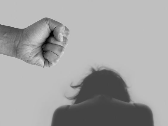 Wat gaat er vooraf aan femicide?