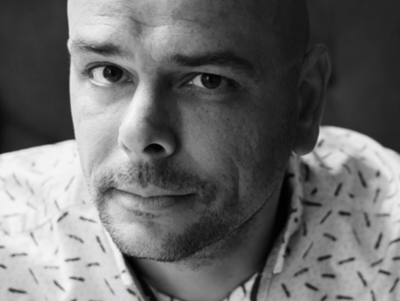 Schrijvers lezen passage voor uit paasverhaal