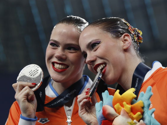 Tweelingzussen De Brouwer verrassen de wereld tijdens WK synchroonzwemmen in Doha