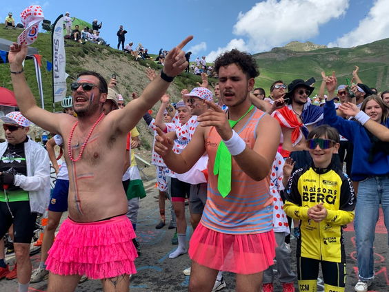 Echte festivalsfeer op de Tourmalet: 'Het is een soort carnaval'