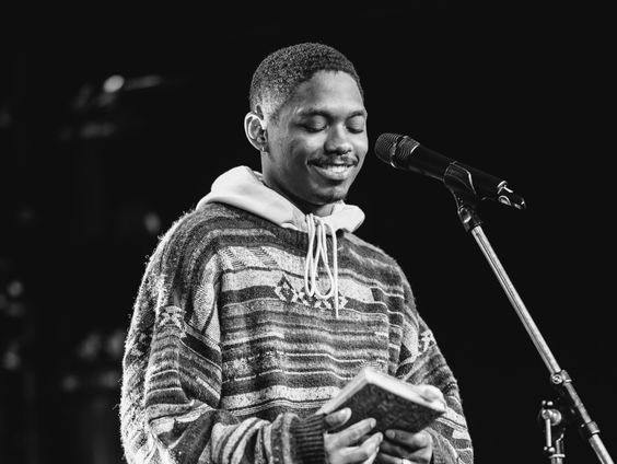 Woordkunstenaar Lemuël de Graav met 'De boom staat in de storm’