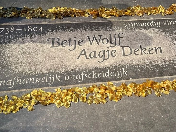 Grafschrift bij het innig schrijversduo Wolff en Deken