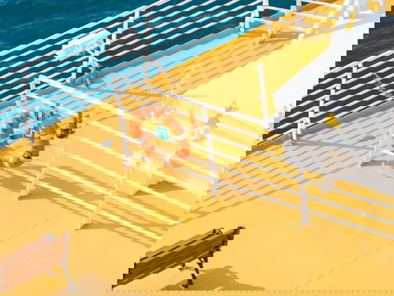 Vluchtelingen gered door cruiseschip: 'Ze zaten op een klein, gammel bootje'