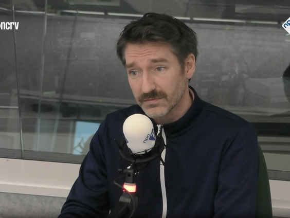 Helge Slikker over Hier Om De Hoek