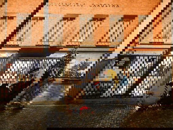 Wat is de situatie in Praag na het schietincident?