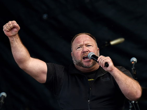 Complotdenker Alex Jones moet op de blaren zitten